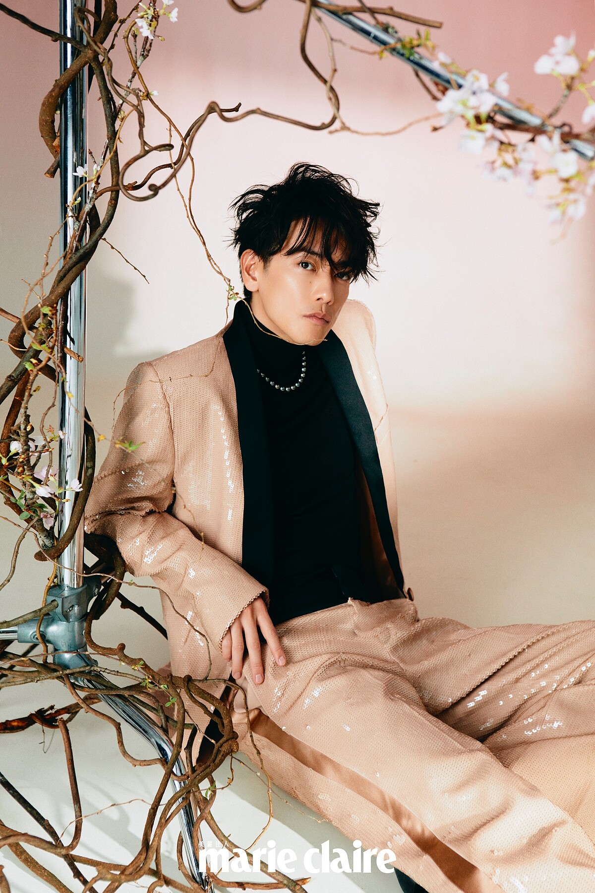 粉色亮片西裝、亮片西裝褲 both by Valentino；Passionoir系列黑珍珠串鍊、黑珍珠耳骨夾、白金與鉑金鑽石戒指 all by MIKIMOTO；黑色高領上衣與黑色短靴為私人提供。