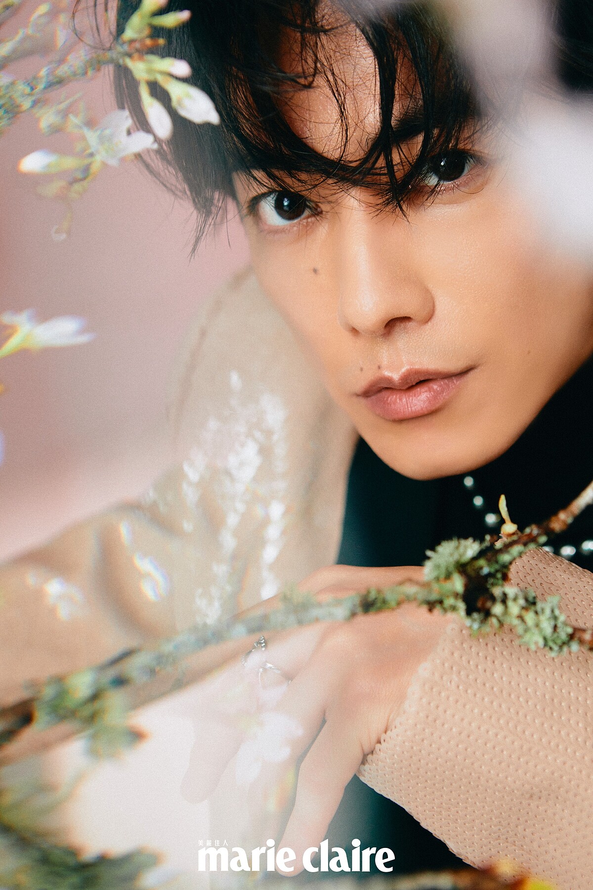 粉色亮片西裝、亮片西裝褲 both by Valentino；Passionoir系列黑珍珠串鍊、黑珍珠耳骨夾、白金與鉑金鑽石戒指 all by MIKIMOTO；黑色高領上衣，私人提供。