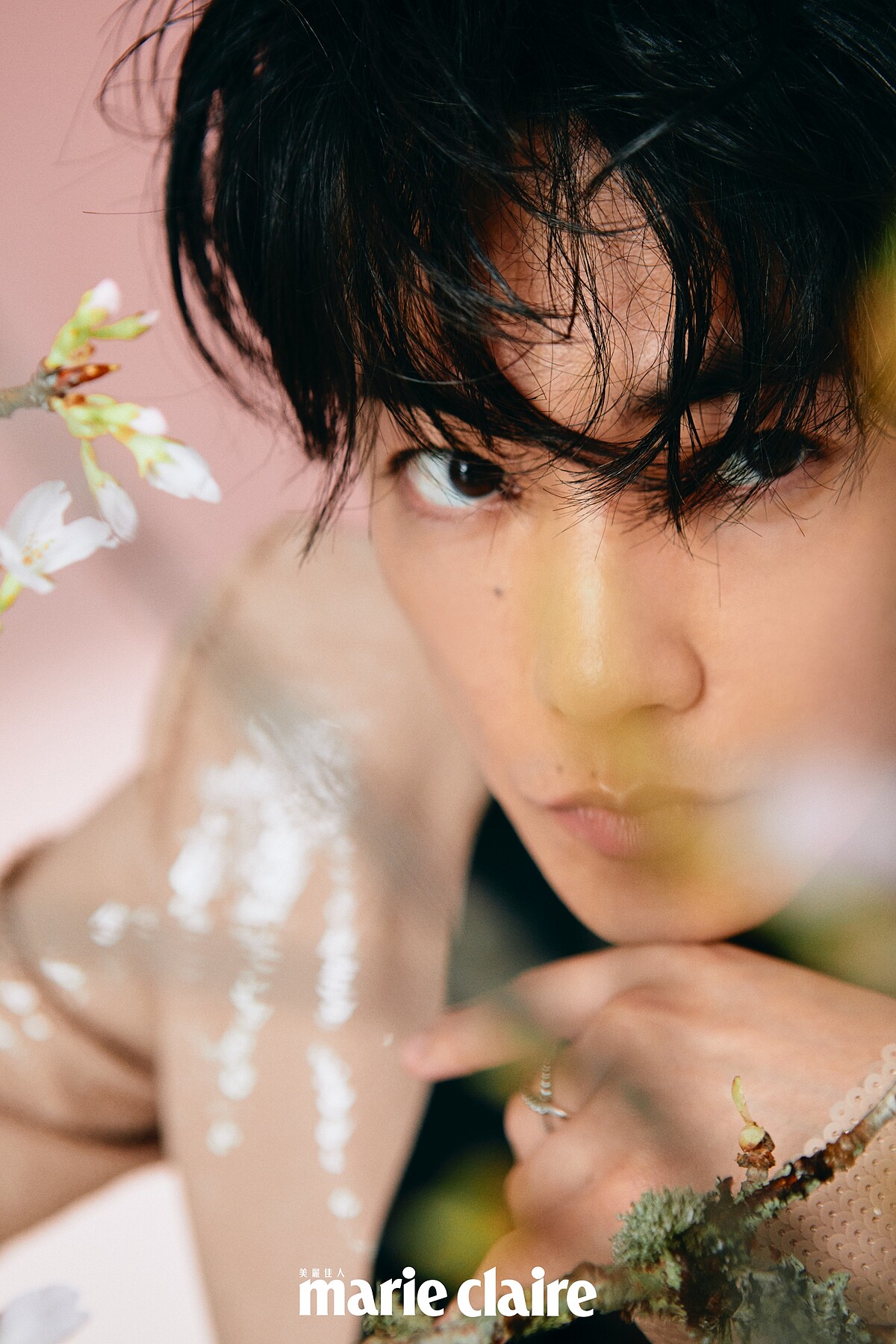 粉色亮片西裝、亮片西裝褲 both by Valentino；Passionoir系列黑珍珠串鍊、黑珍珠耳骨夾、白金與鉑金鑽石戒指 all by MIKIMOTO；黑色高領上衣，私人提供。