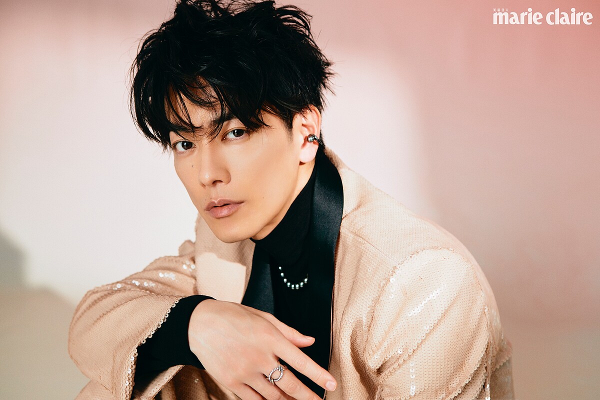 粉色亮片西裝、亮片西裝褲 both by Valentino；Passionoir系列黑珍珠串鍊、黑珍珠耳骨夾、白金與鉑金鑽石戒指 all by MIKIMOTO；黑色高領上衣，私人提供。