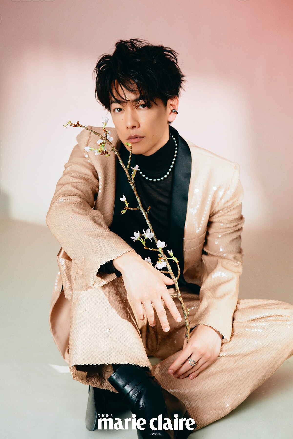 粉色亮片西裝、亮片西裝褲 both by Valentino；Passionoir系列黑珍珠串鍊、黑珍珠耳骨夾、白金與鉑金鑽石戒指 all by MIKIMOTO；黑色高領上衣與黑色短靴為私人提供。