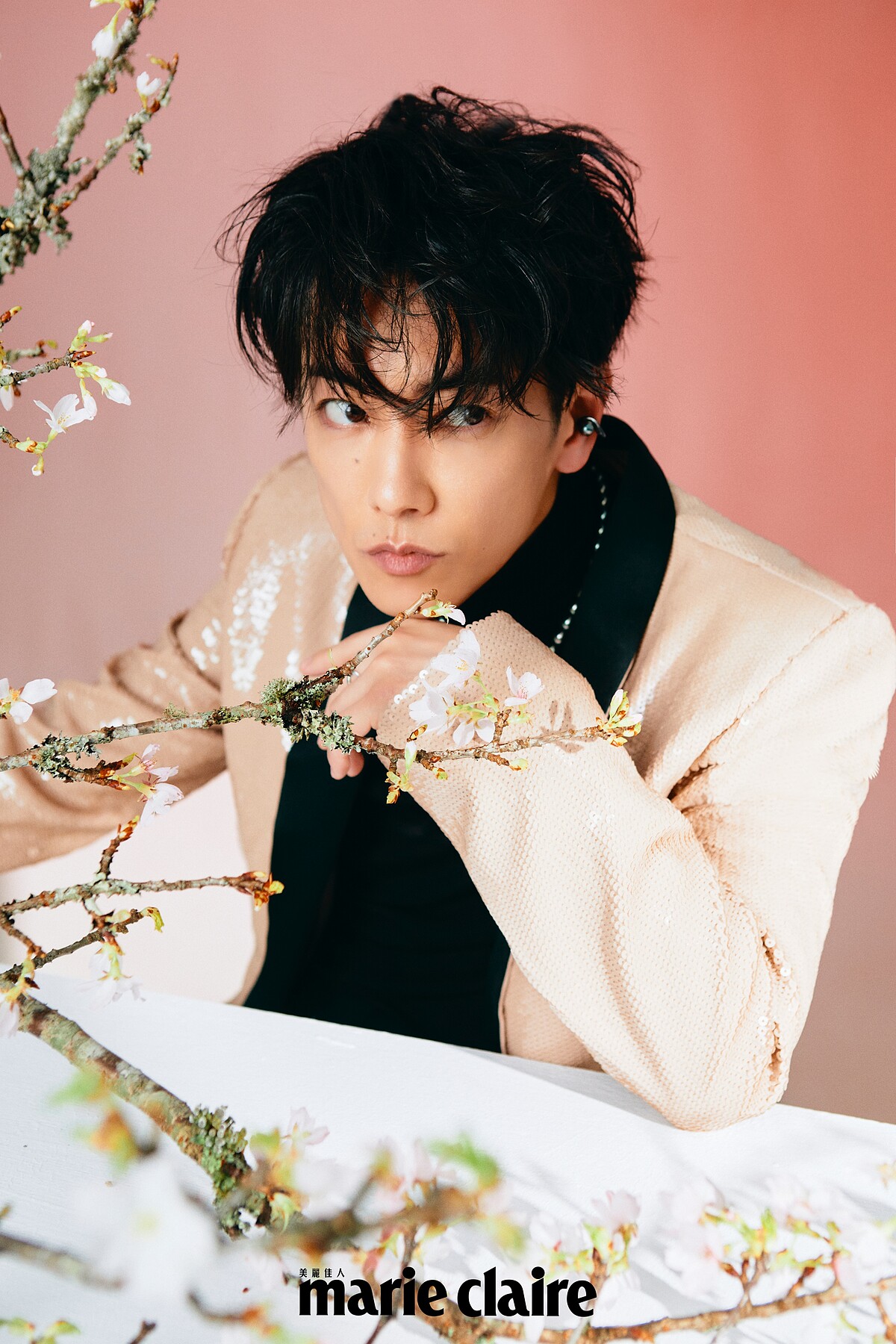 粉色亮片西裝、亮片西裝褲 both by Valentino；Passionoir系列黑珍珠串鍊、黑珍珠耳骨夾、白金與鉑金鑽石戒指 all by MIKIMOTO；黑色高領上衣，私人提供。