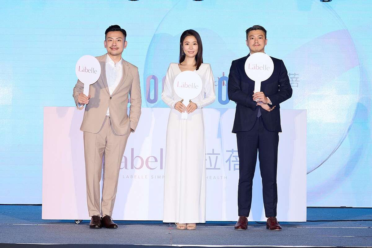 Labelle拉蓓創辦人Shawn(右)與品牌代言人百萬網紅77老大(左)、林心如(中)一同歡慶纖妍玫瑰綠茶罐裝茶在台銷售超出2000萬瓶佳績。