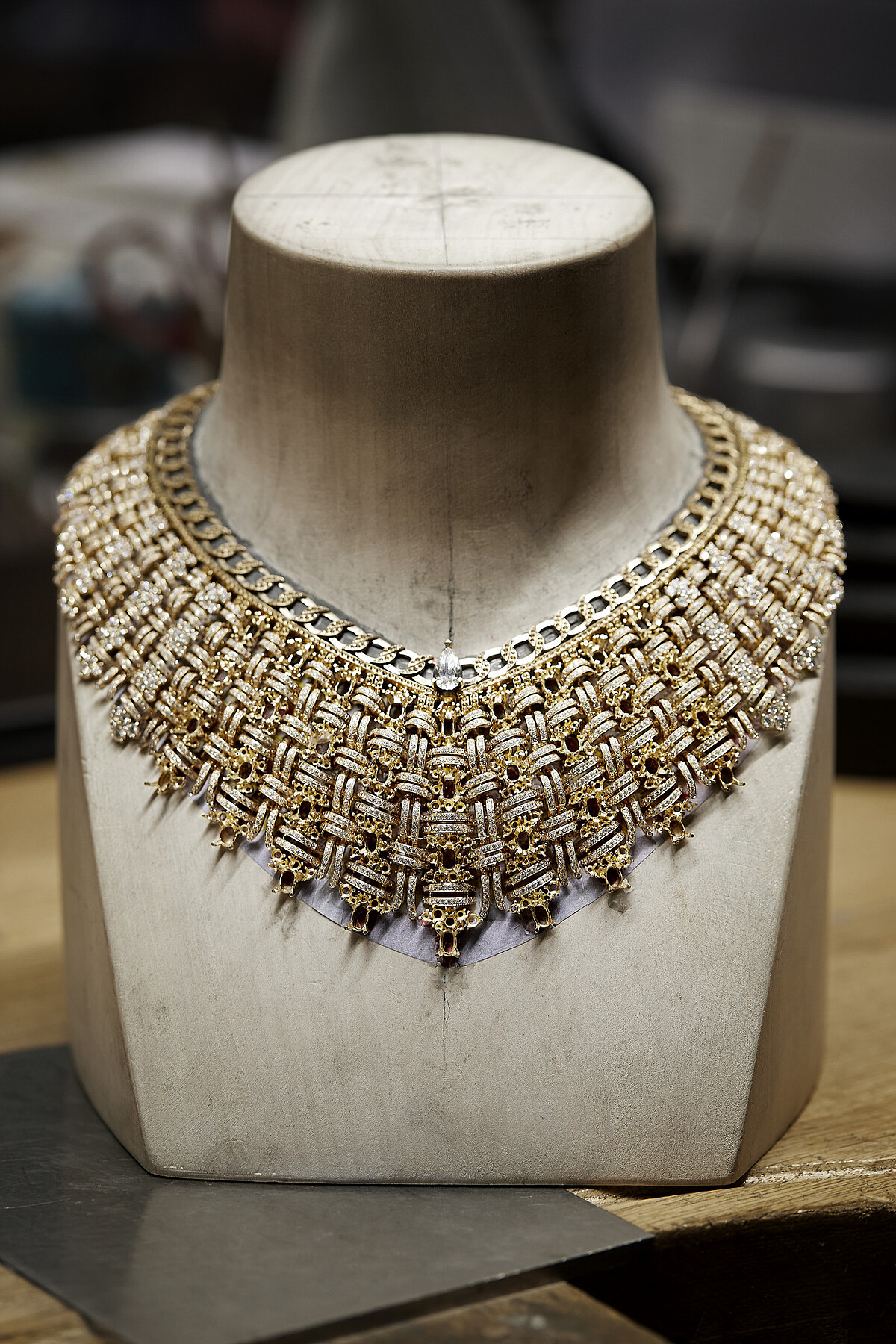 Tweed Royal項鍊工藝製作 - 步驟四