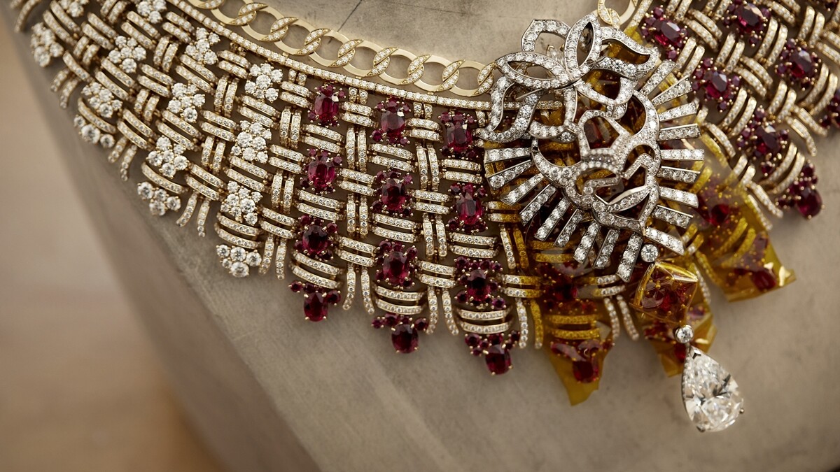 珠寶版本的斜紋軟呢！2023香奈兒頂級珠寶項鍊搶先曝光，創意總監揭秘工藝細節