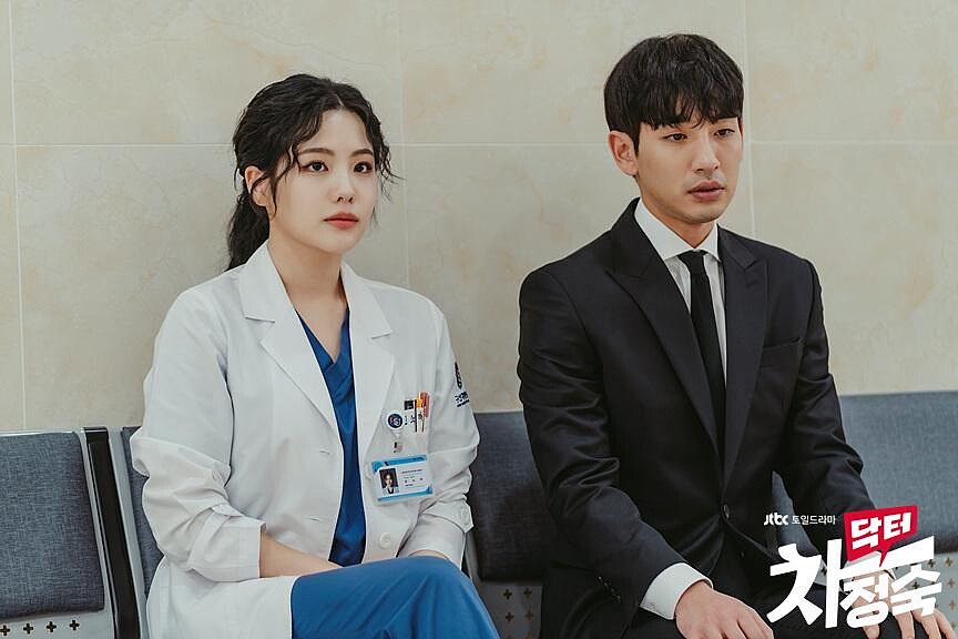 《車貞淑醫生》全素羅(趙雅蘭.飾)陪徐政閔(宋智浩.飾)面對醫療缺失