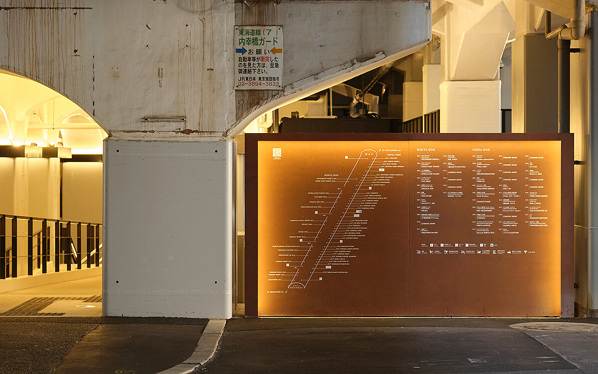 300米長共有數十間的商家。