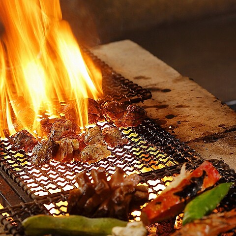 提供炭火燒烤餐點。