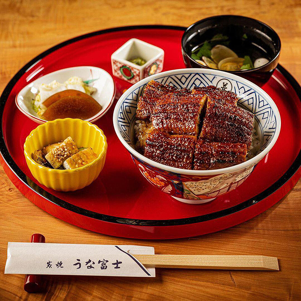 招牌鰻魚飯是人氣商品。