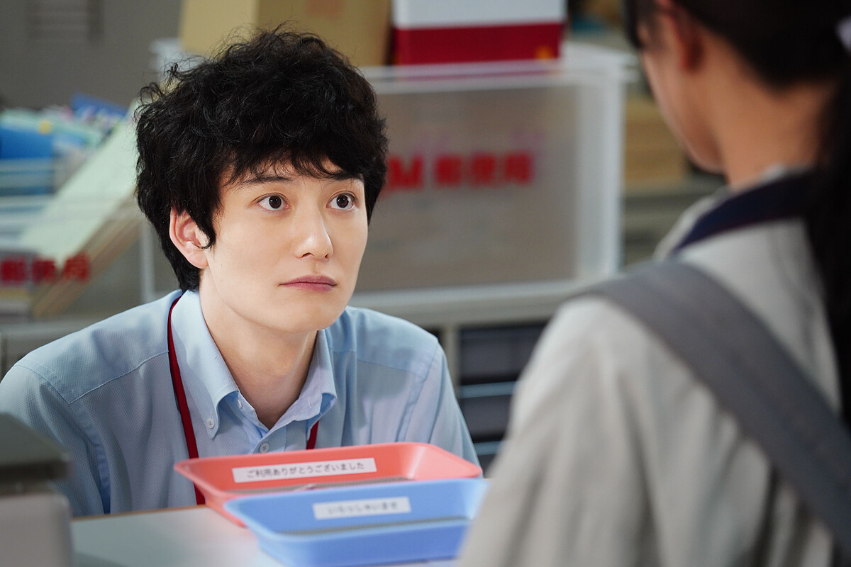 《快一秒的他》岡田將生在片中飾演在郵局工作、總是快世界一秒的皇一