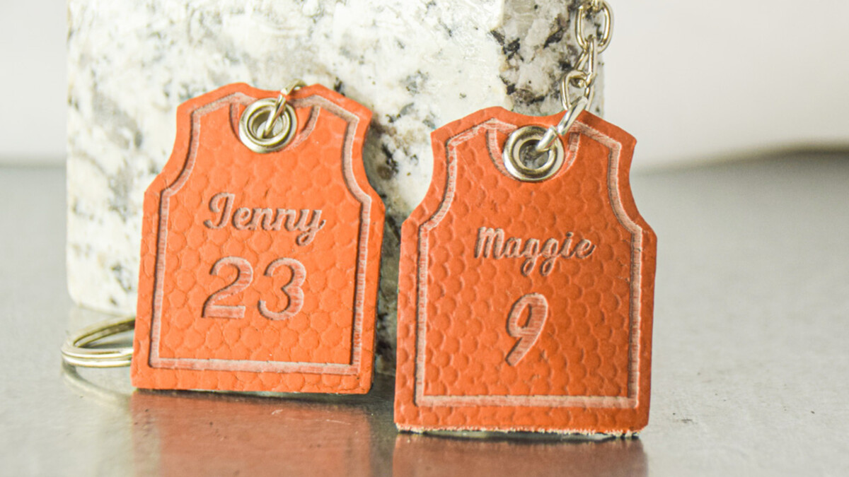 品牌二次運球將廢棄球類皮革客製成獎牌、識別證套，賦予物件二次生命。