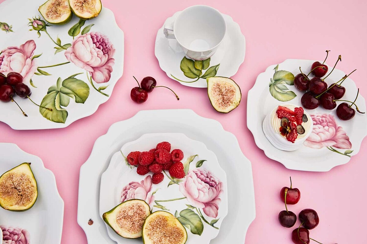 2023年與高級訂製服設計大師 Giambattista Valli （詹巴迪斯塔・瓦利）聯名設計的全新「清新玫瑰」系列。