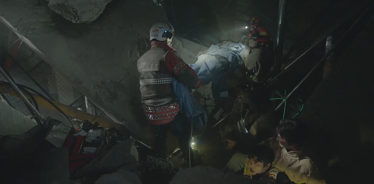 《浪漫醫生金師傅3》金師傅(右下)抱著徐宇鎮，宛如父子情深，刺在兒手痛在父心，令人動容