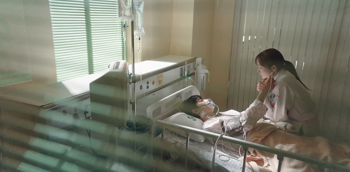 《浪漫醫生金師傅3》徐宇鎮(左)告訴車恩彩(右)他奮不顧身去救的人是老師，就像金師傅對他們來說非常重要，所以必須保護他活下去