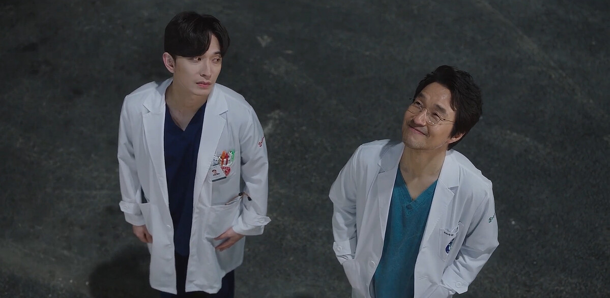 《浪漫醫生金師傅3》金師傅(右)和鄭仁秀(左)抬頭望著外傷中心，彼此勉勵對的路，就得堅持走下去