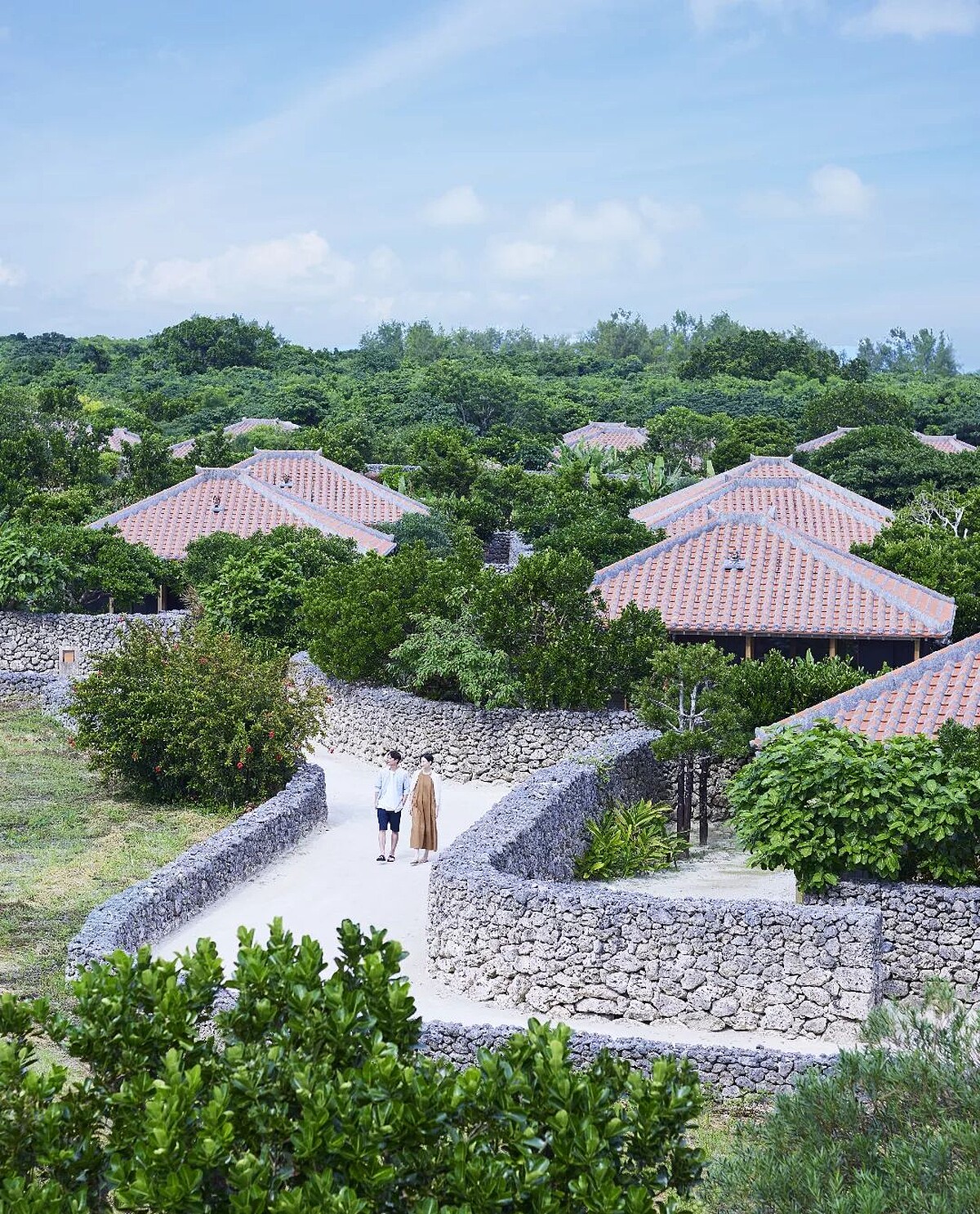 「虹夕諾雅 竹富島」（星のや 竹富島）於2011年6月落成，以竹富島民家傳統建築為特色。