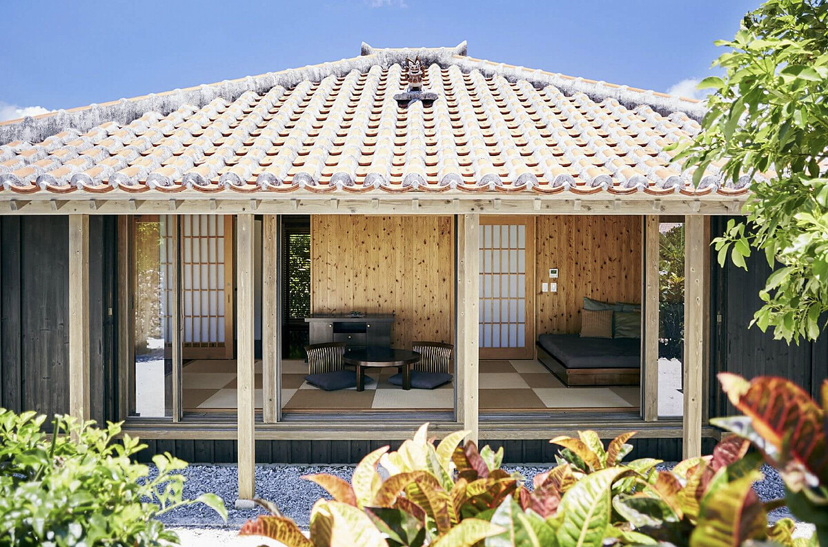 傘亭狀的紅瓦屋簷傳統建築結構。