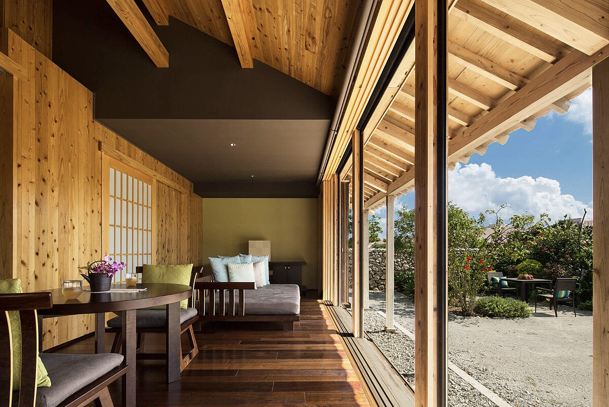 並有迎接涼風的開放式門廊設計。