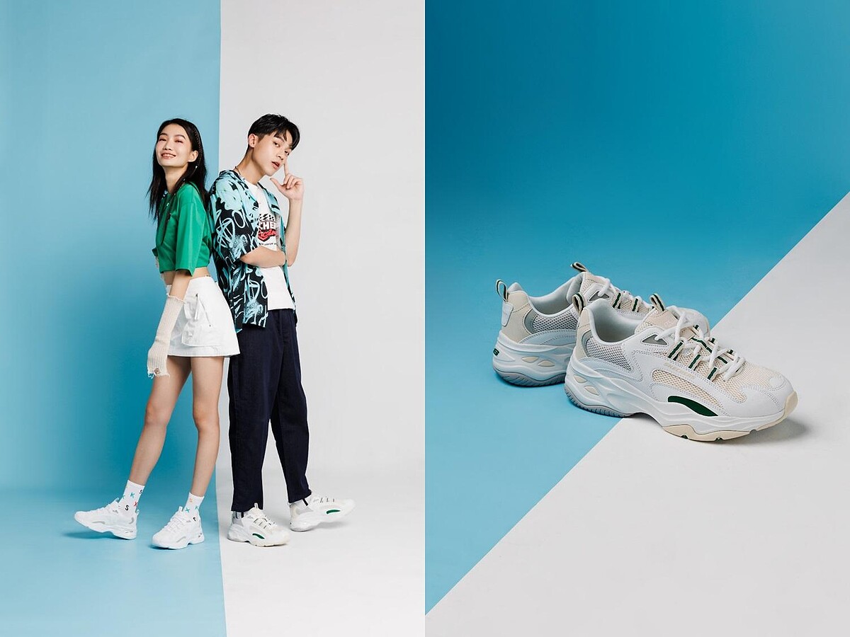 男生服裝SKECHERS / LAUGHING ANIMALS系列；鞋子(女) 149562WSL，售價3,090元；(男)237408WMLT，售價3,190元。