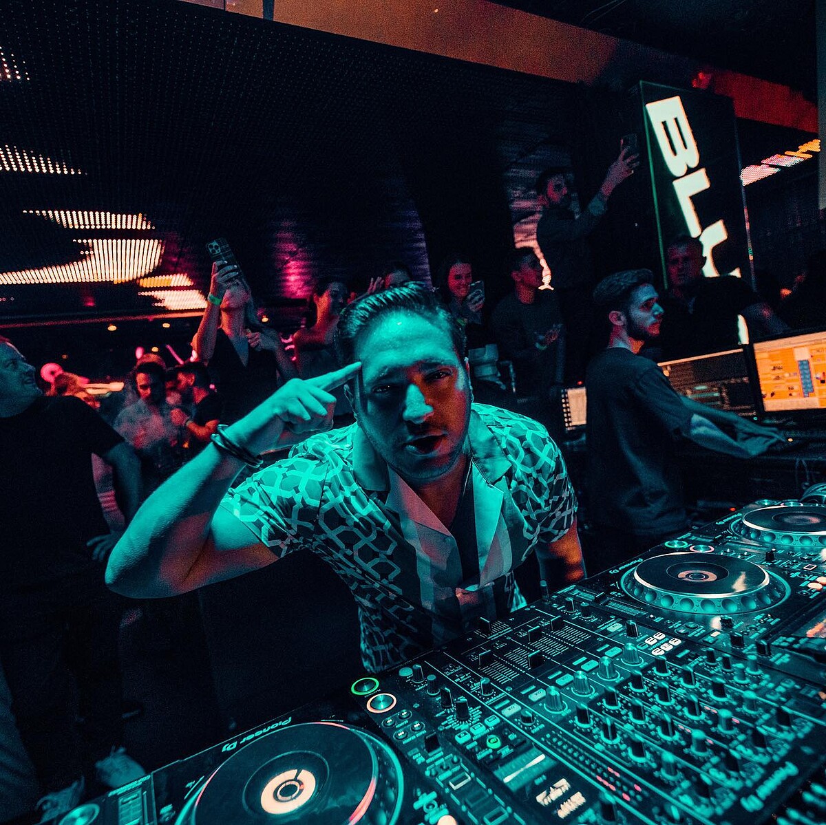 「英倫潮流EDM天王」強納斯布魯（Jonas Blue）