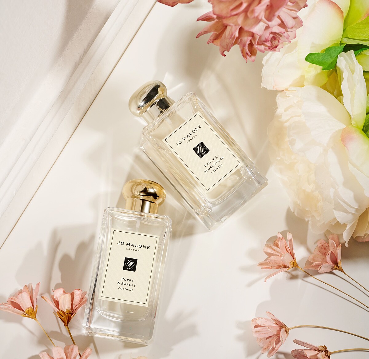 左: 罌粟花與大麥香水，100ml， NT5500，右: 牡丹與胭紅麂絨香水，100ml，NT5500