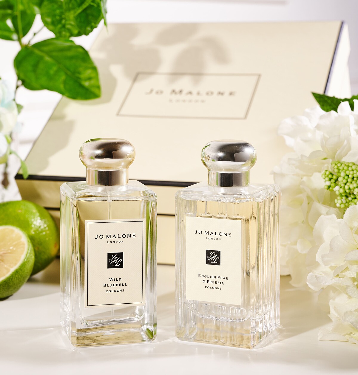 左：藍風鈴香水 100ml，NT5500，右：英國梨與小蒼蘭香水，100ml，NT5500