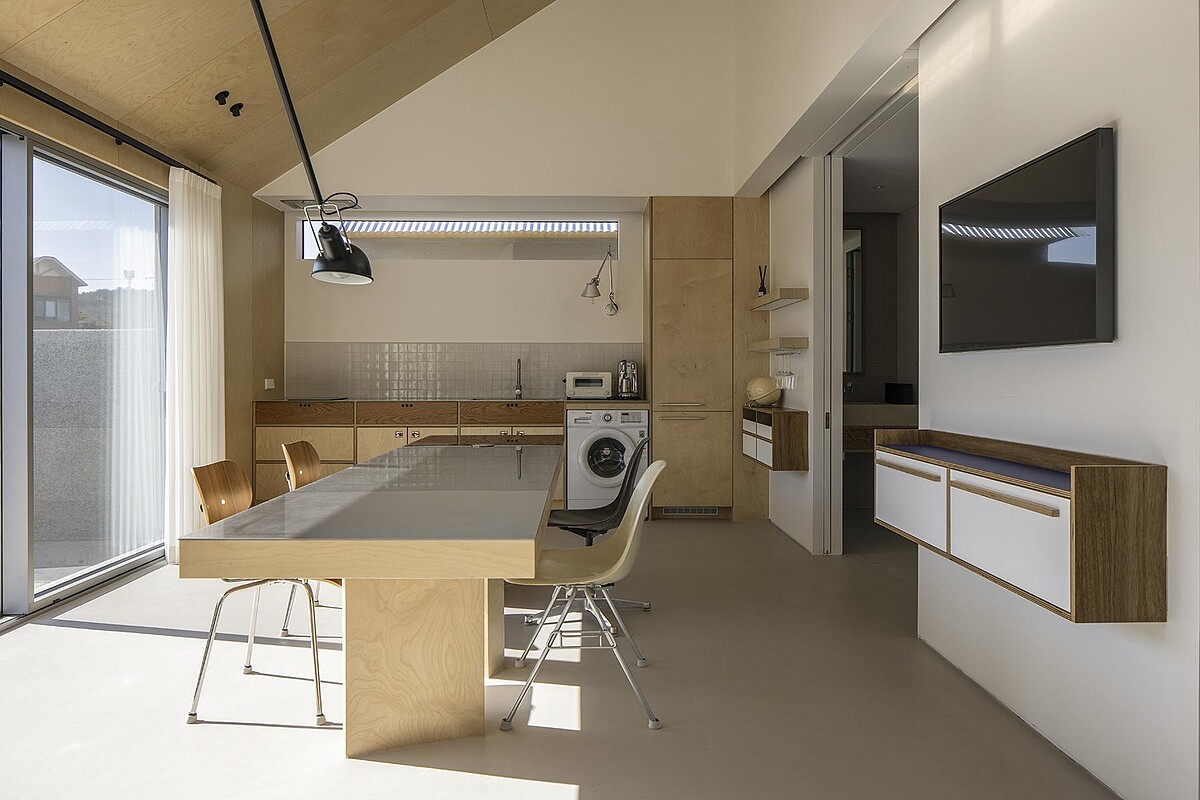 室內以簡潔的線條與顏色構成。（Photo by Giung Hong ，@kiwoong_hong）