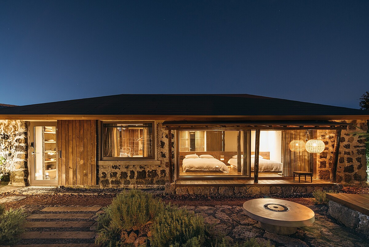 建築為古老濟州石屋，十分具有特色。（Photo by Lee Byung-geun）