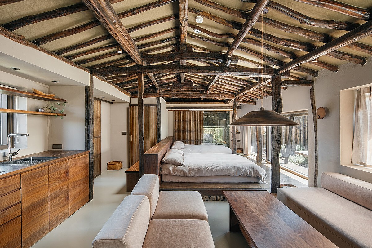 小屋是由客廳、廚房、臥室和浴室組成的開放空間。（Photo by Lee Byung-geun）