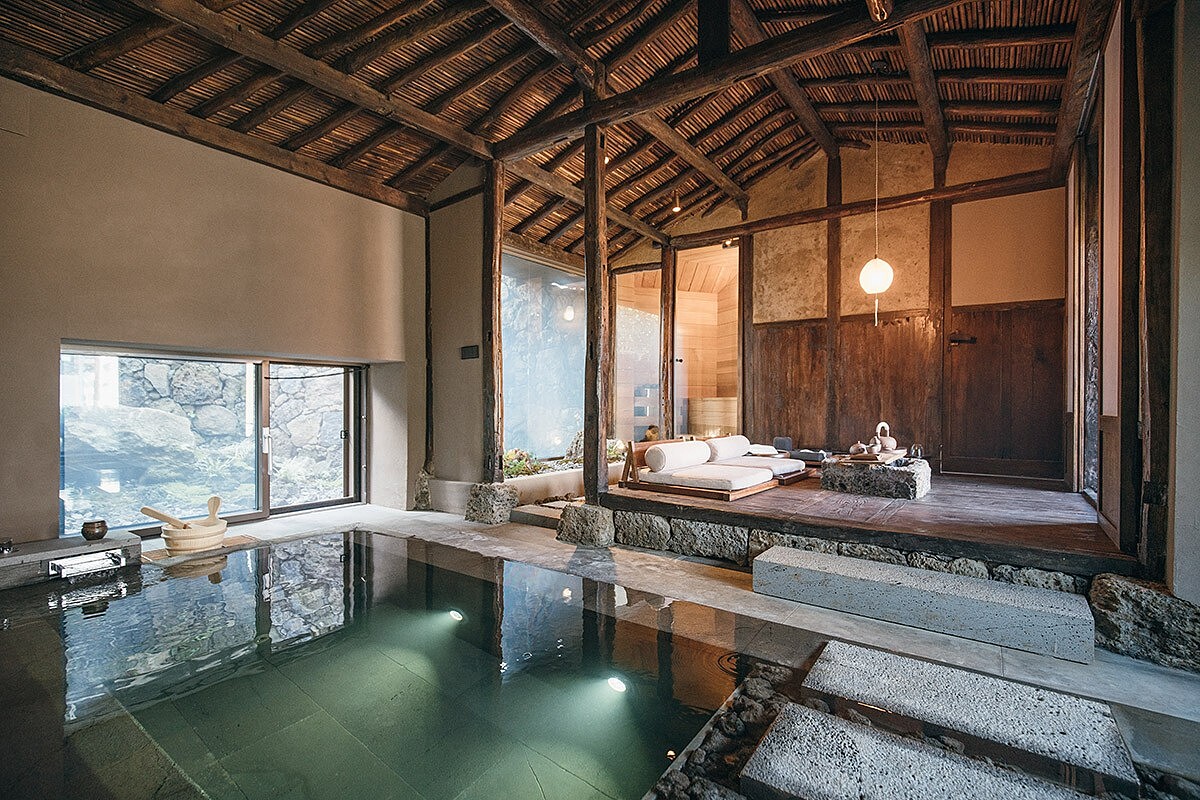 沈靜木質色調裝飾，與古老的橫梁相得益彰。（Photo by Lee Byung-geun）