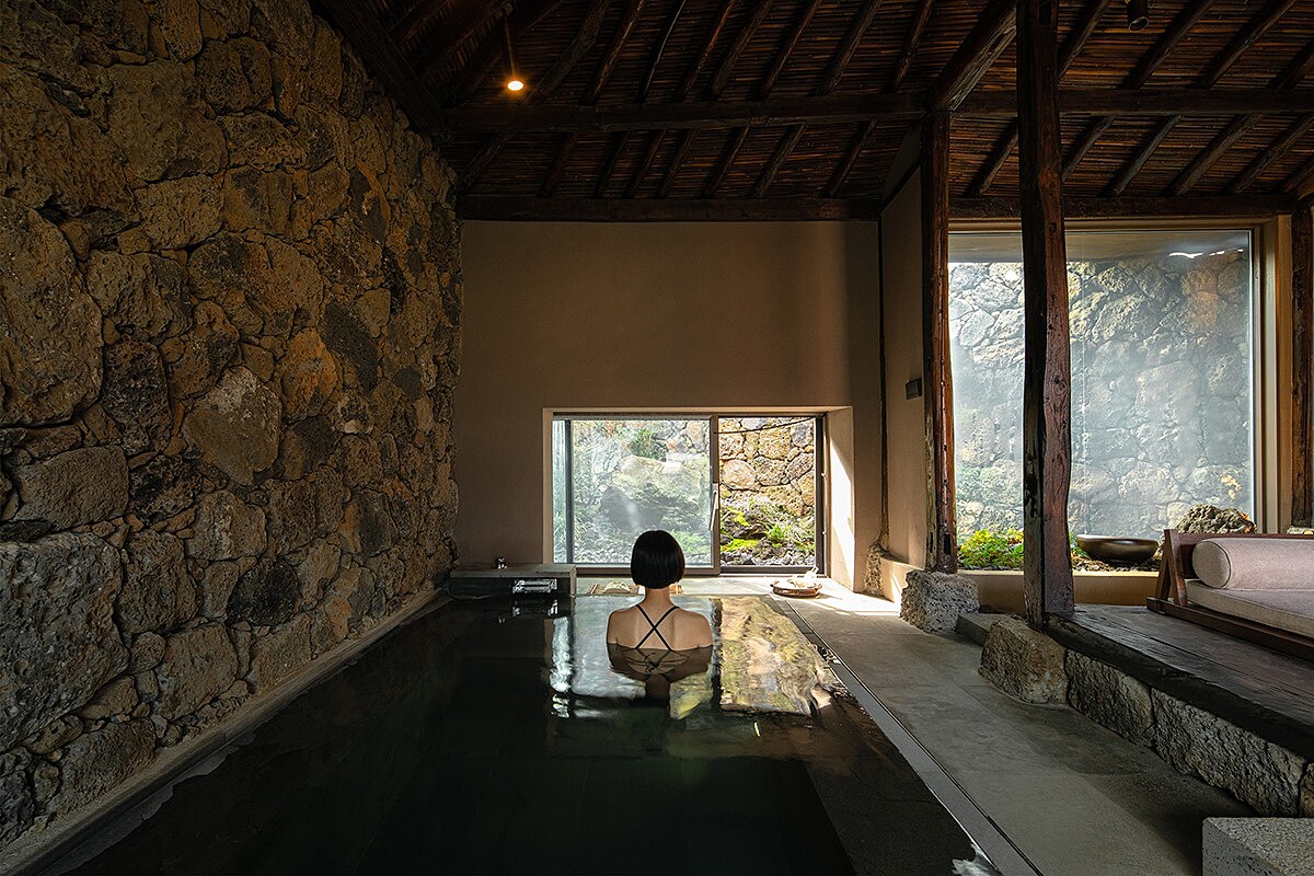 可以安靜地躺進煙霧繚繞的水裡緩解疲勞。（Photo by Lee Byung-geun）