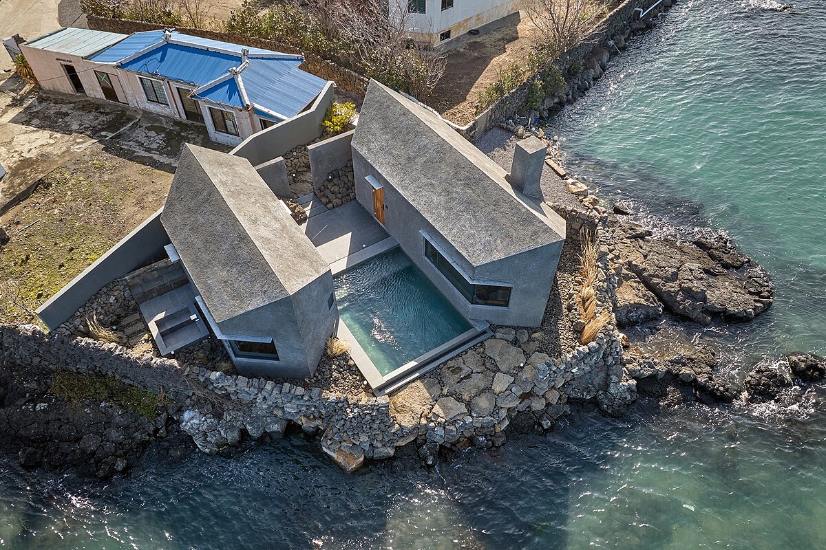 建築盤據於岩石之上，有著絕佳的視野。（Photo by Noh Kyung ，@rohspace）