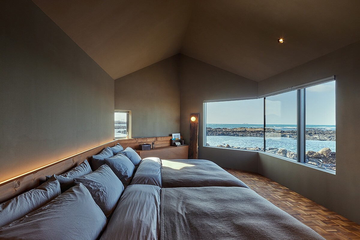臥室擁有絕佳的視野能一覽海景。（Photo by Noh Kyung ，@rohspace）