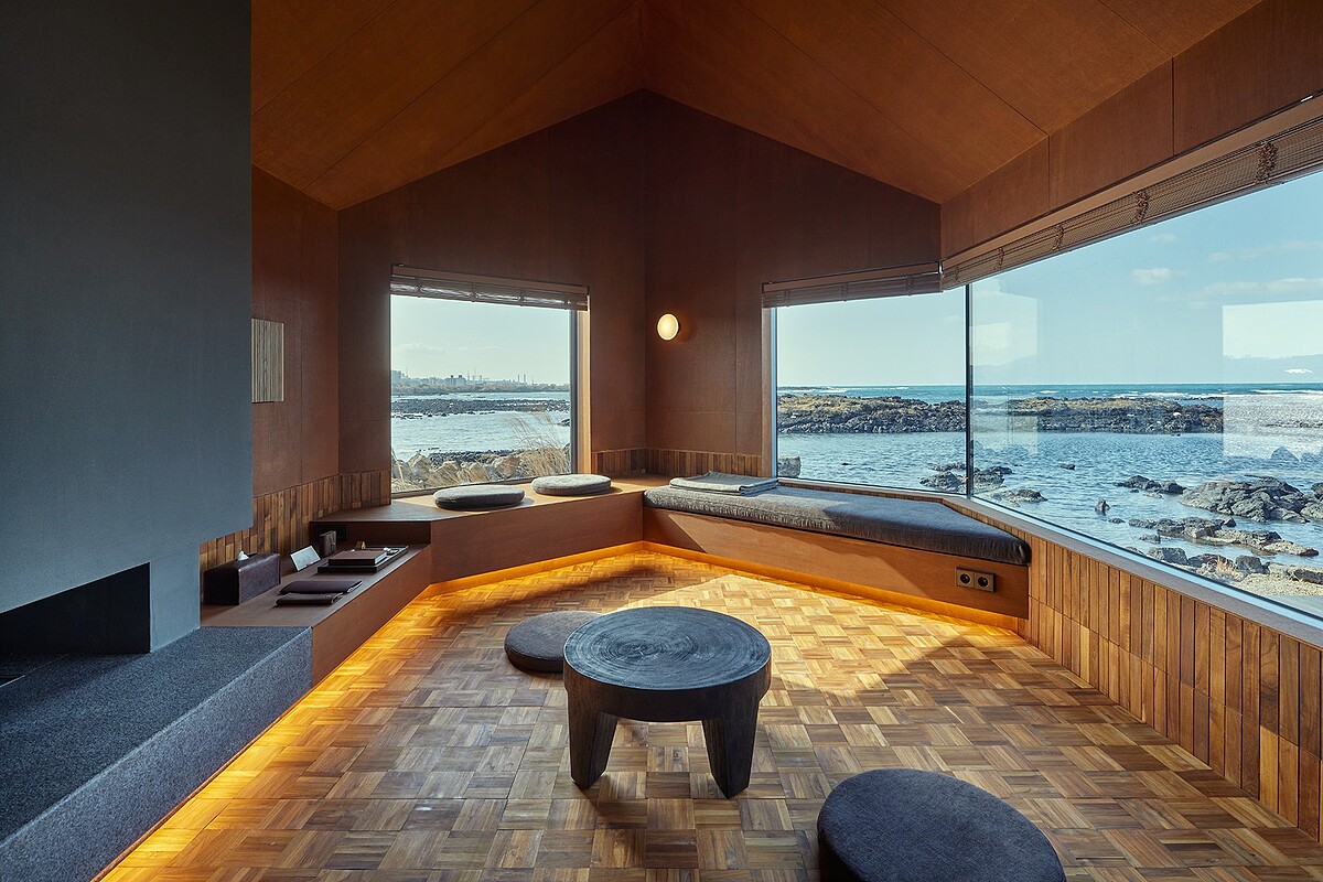 室內有挑高的木質的山型屋頂。（Photo by Noh Kyung ，@rohspace）