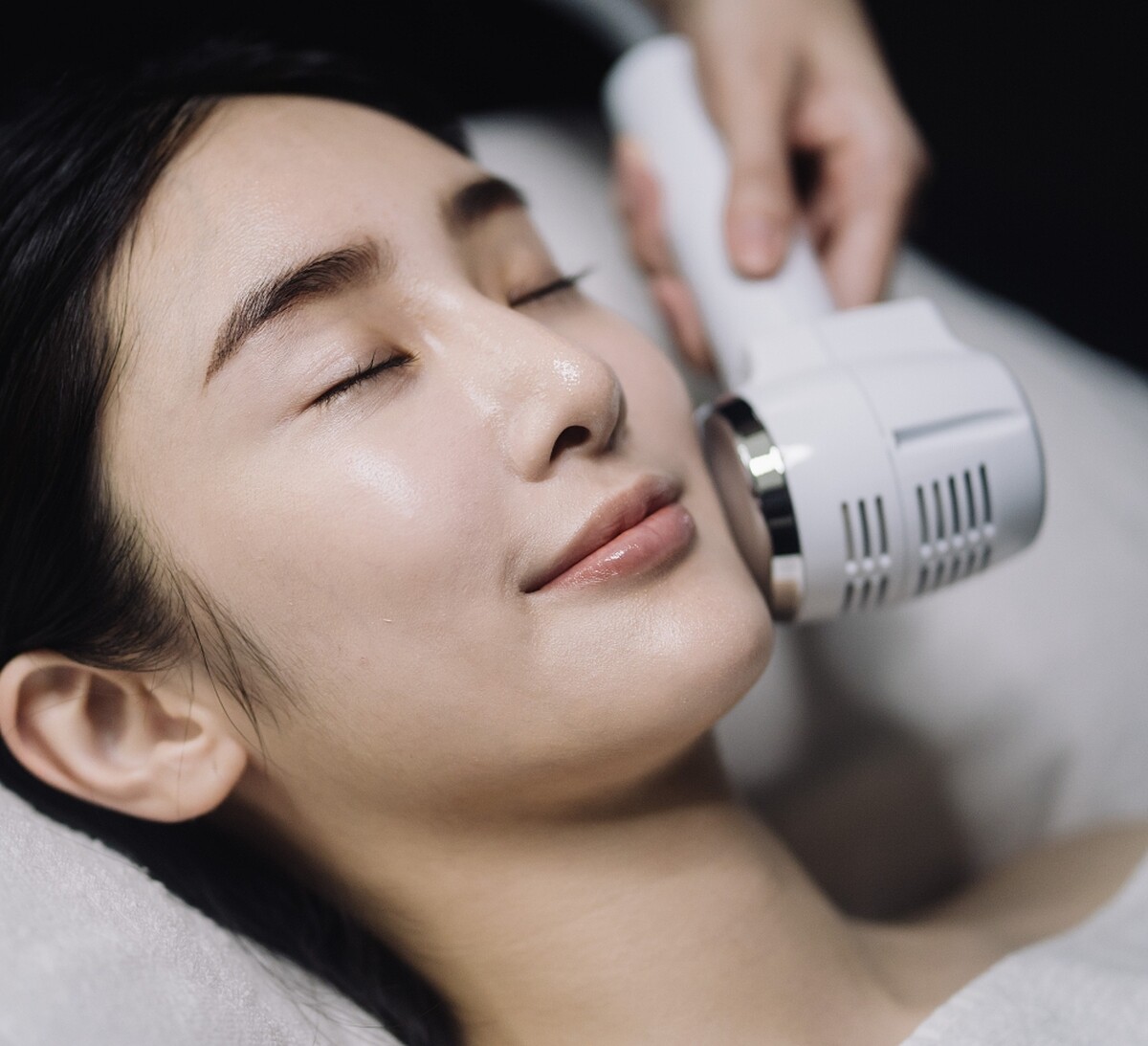 YSL摩洛哥奢華紓壓護膚饗宴，模特兒體驗情境圖。