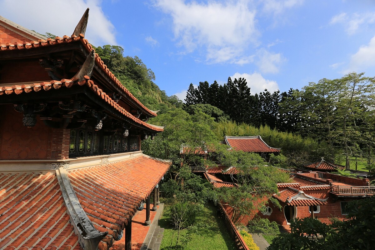 「The One 南園人文客棧」位在新竹山林之間，佔地27公頃且三面環山。