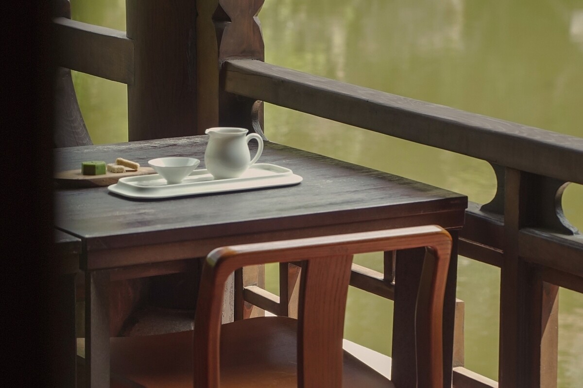 水風軒臨湖品茗。