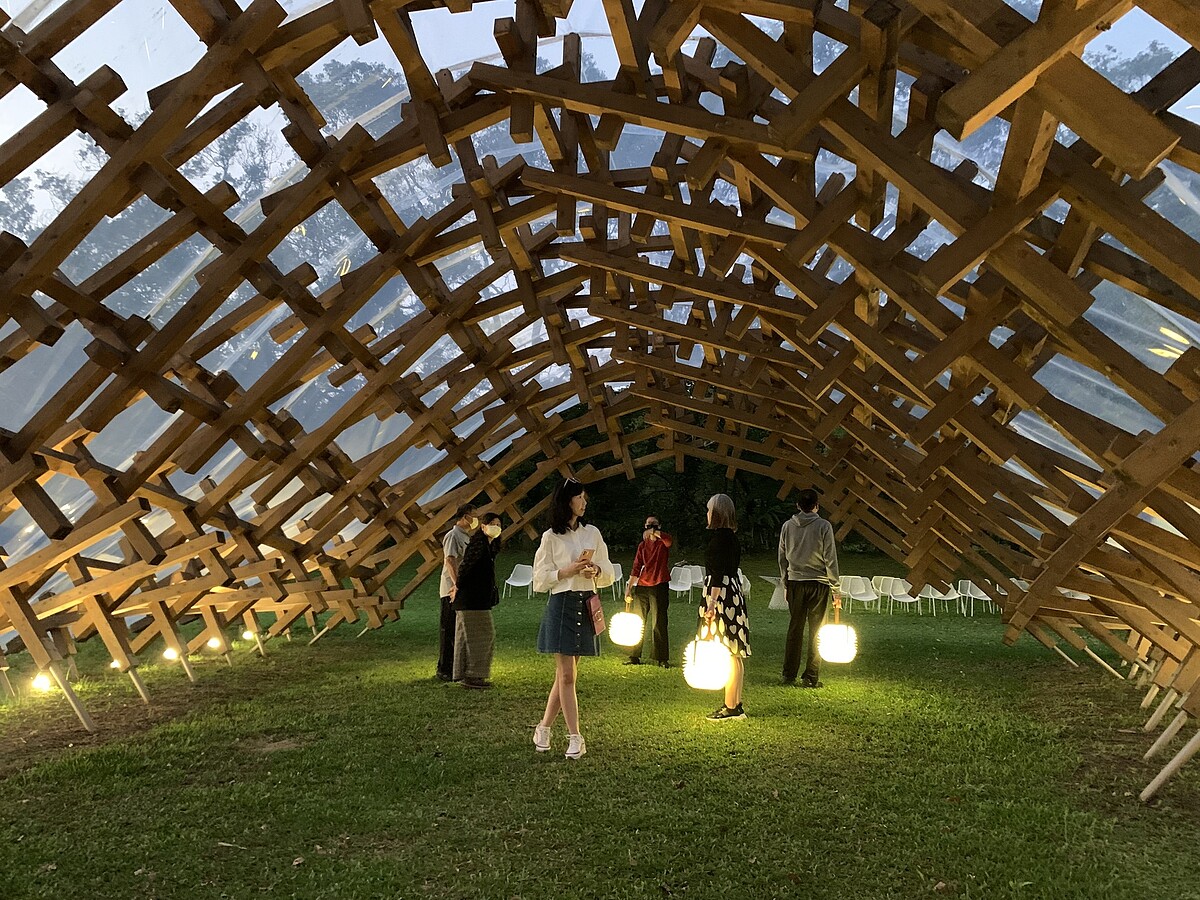 2015年日本知名建築師隈研吾以弱建築風格於南園打造地景建築「風檐」。