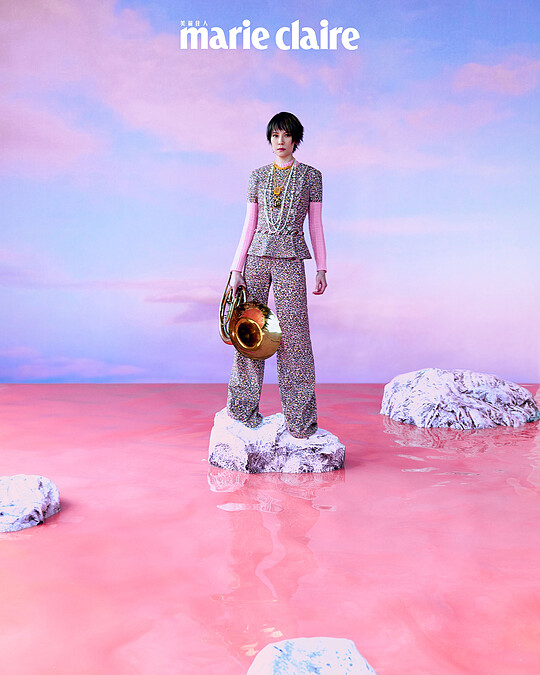 粉色碎花上衣、粉色針織毛衣、粉色碎花長褲、鑽飾頸鏈、金色吊墜項鍊、金色 Logo項鍊、雙圈串珠長鏈、串珠長鏈，all by CHANEL。香奈兒山茶花基底護甲油 。香奈兒四色眼影 #268 純真 。香奈兒防水斜角眉筆 #808 淺褐 。香奈兒防水斜角眉筆 #816 楓糖棕 。香奈兒潤色遮瑕筆 B10 。