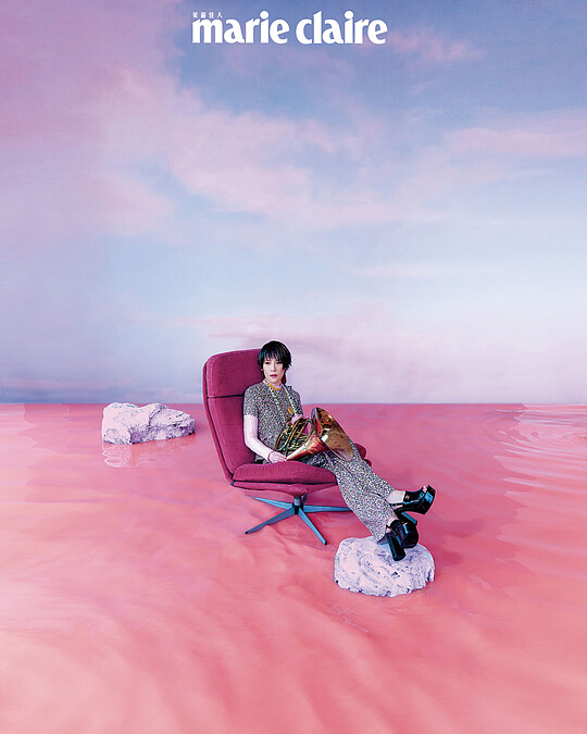 粉色碎花上衣、粉色針織毛衣、粉色碎花長褲、Logo 頸鏈、金色吊墜項鍊、金色 Logo項鍊、吊墜金色長鍊、雙圈串珠長鏈、串珠長鏈、黑色厚底涼鞋，all by CHANEL。