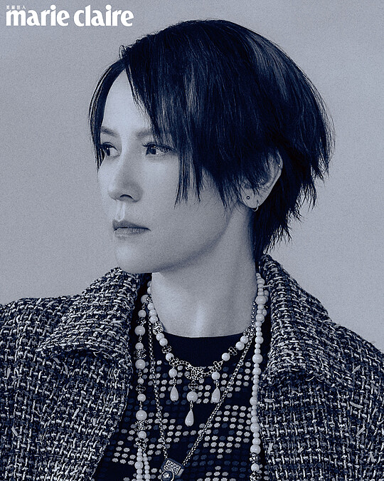 斜紋軟呢長版外套、幾何印花針織上衣、金色吊墜項鍊、水藍色串珠短鍊、水藍色雙圈串珠長鍊，all by CHANEL。