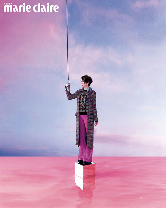 斜紋軟呢長版外套、幾何印花針織上衣、桃紅色針織長褲、酒紅色厚底涼鞋、金色吊墜項鍊、水藍色串珠短鍊、水藍色雙圈串珠長鍊，all by CHANEL。