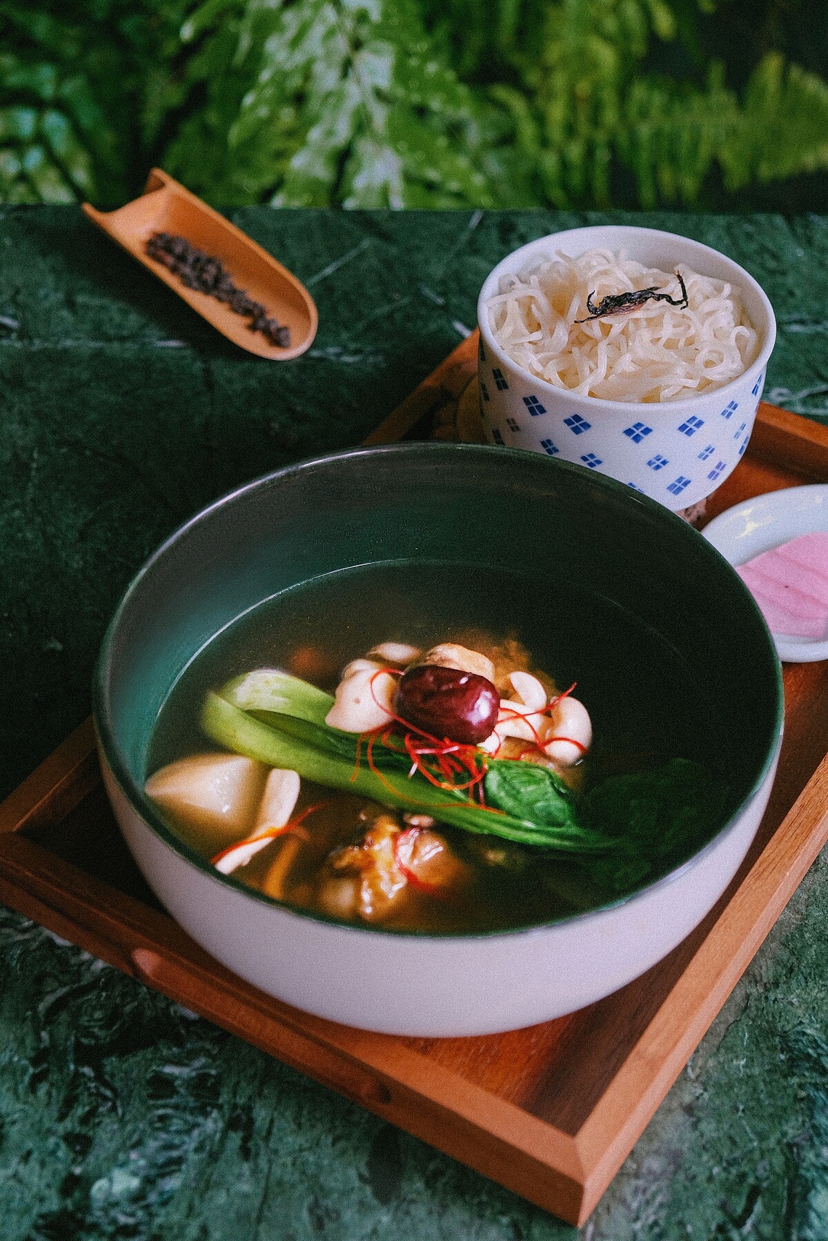茶香鮮菇燉雞湯麵線。