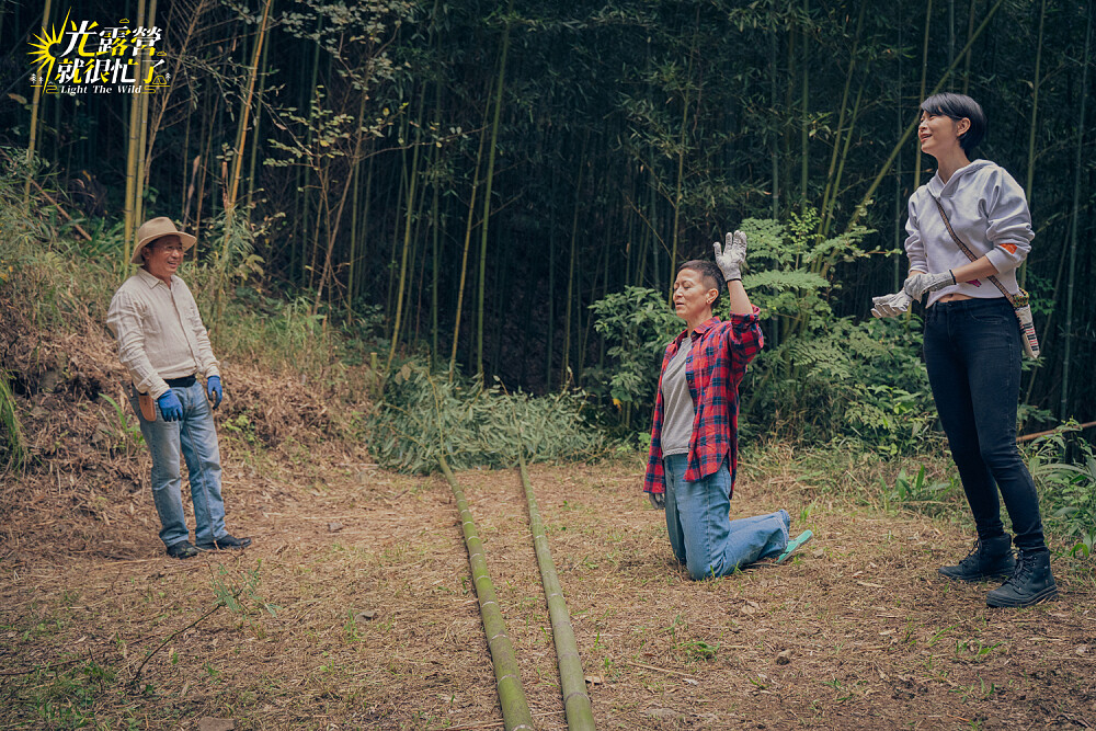 《光露營就很忙了》謝瓊煖、江宜蓉上山砍竹子累到下跪。