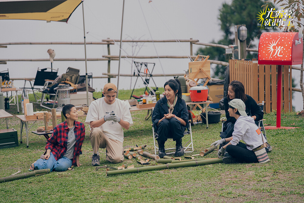《光露營就很忙了》謝瓊煖、張軒睿、楊謹華、林心如、江宜蓉鋸竹子。
