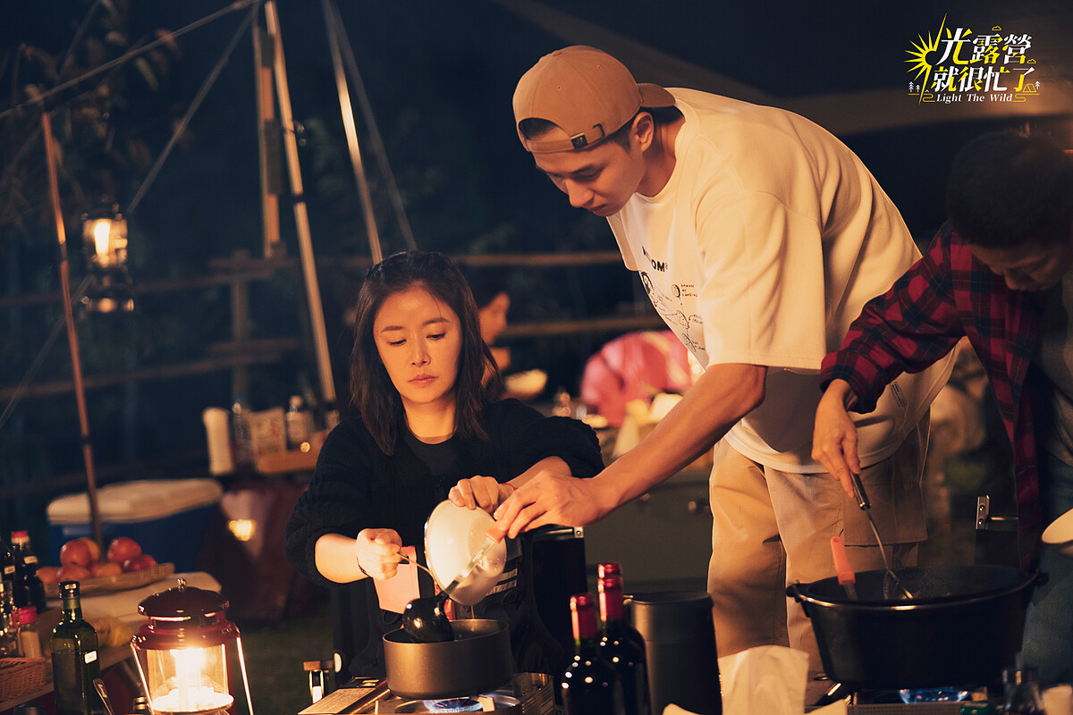 《光露營就很忙了》林心如為郭雪芙暖心煲粥。