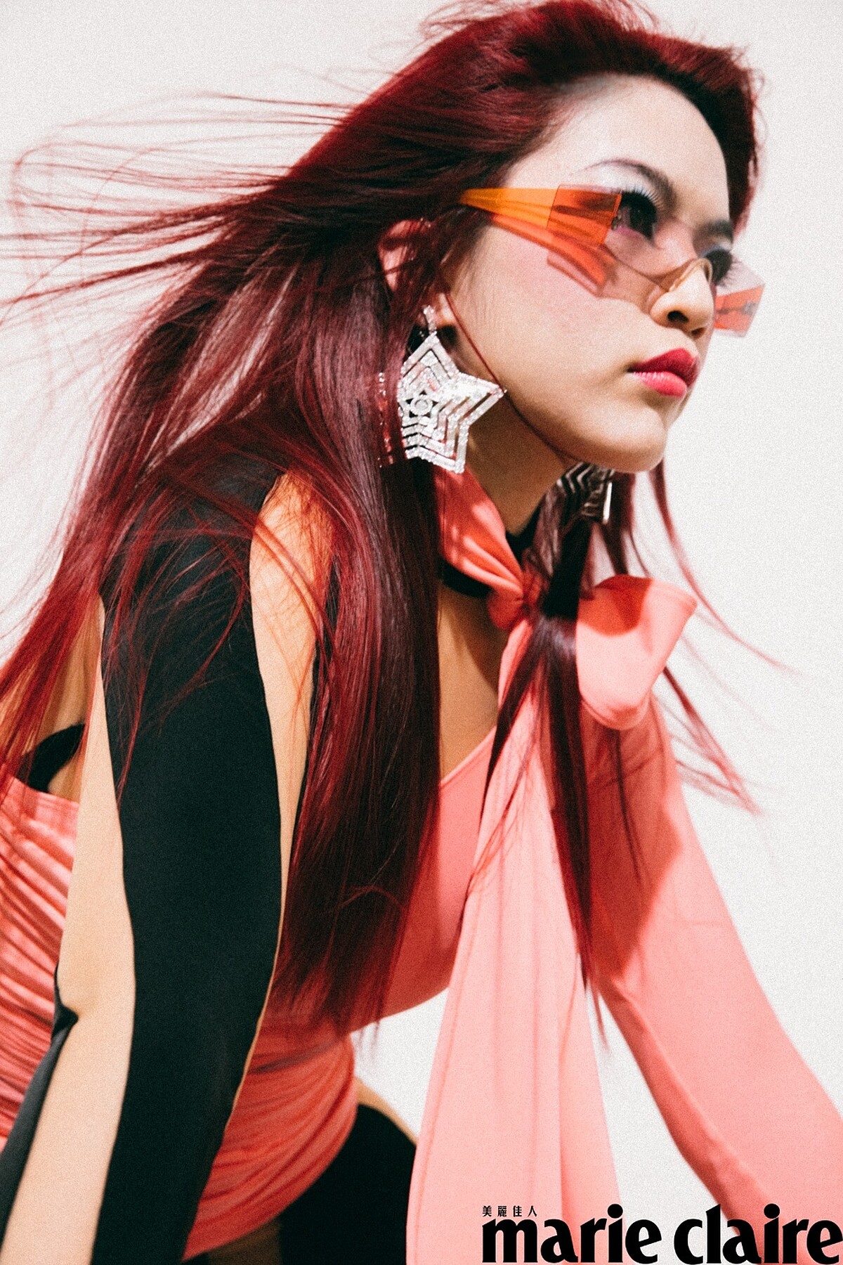 （Audrey Vase）粉紅色造型墨鏡 by RETROSUPERFUTURE ； Stella 夾式耳環、Stella 個性戒指，all by Swarovski；粉色剪裁洋裝、剪裁連體衣、剪裁踩腳褲襪，all by Mugler H&M。