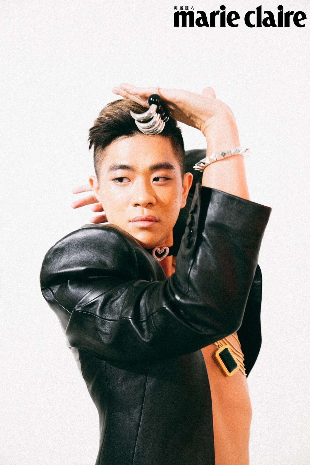 (RC 007)Una 頸鍊 by Swarovski；黑色皮西裝、黑色亮面剪裁風褲、金色身體鏈 ，all by Mugler H&M。