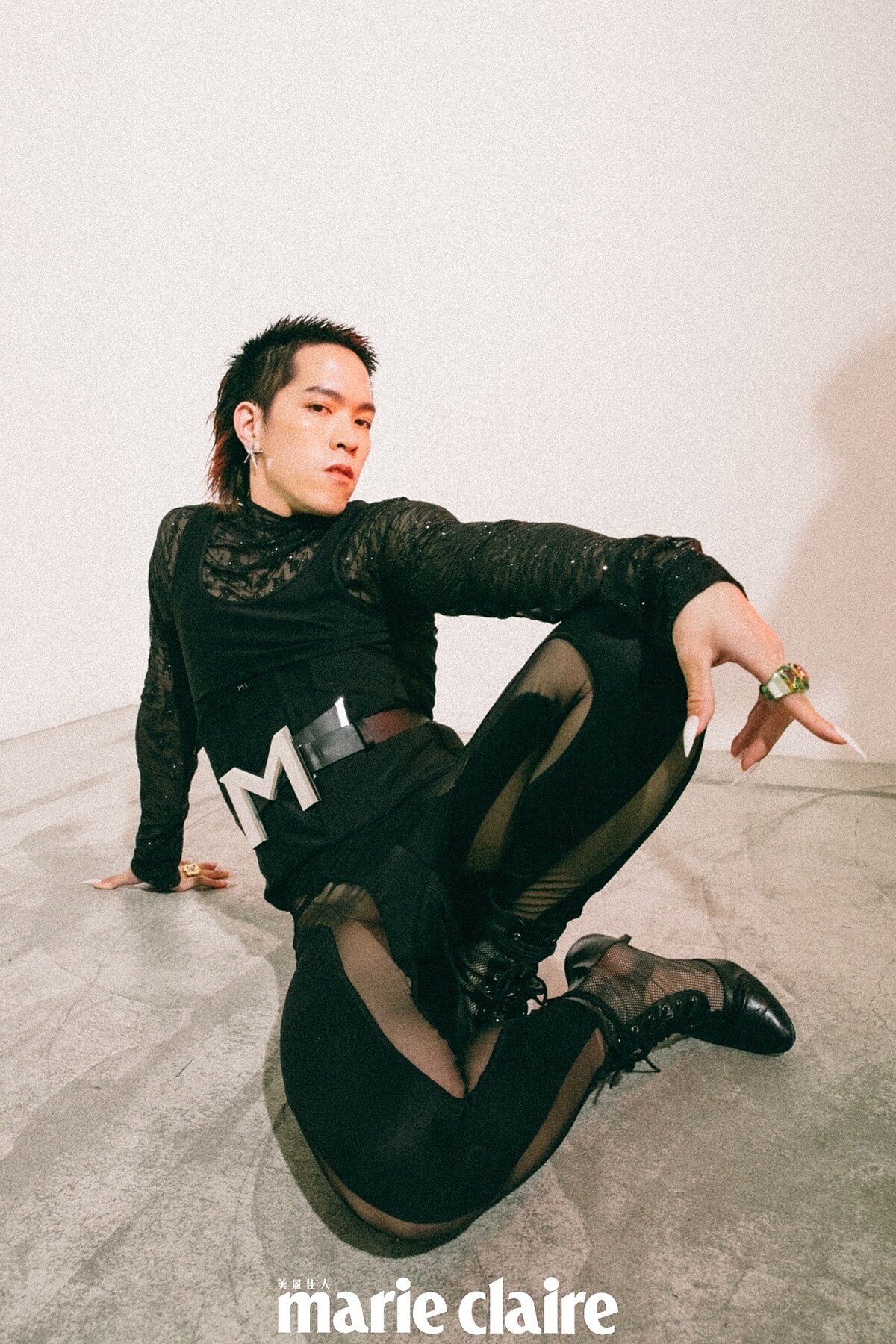 (YC 007)Dulcis 綠色個性戒指、Dulcis 粉色個性戒指 by Swarovski；黑色星星滿鑽透網上衣、馬甲剪裁背心、剪裁踩腳褲襪、LOGO腰帶、星星耳環 ，all by Mugler H&M。