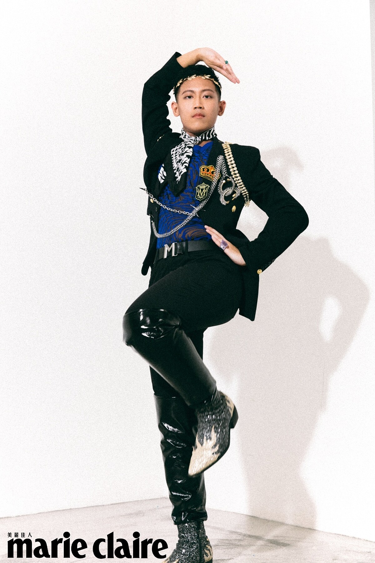 （Agan007）Lucent 綠色個性戒指、Lucent 紫色個性戒指，all by Swarovski；藍色星星滿鑽透網上衣、漸變印花絲巾、LOGO腰帶、變形星星別針鏈飾，all by Mugler H&M。 